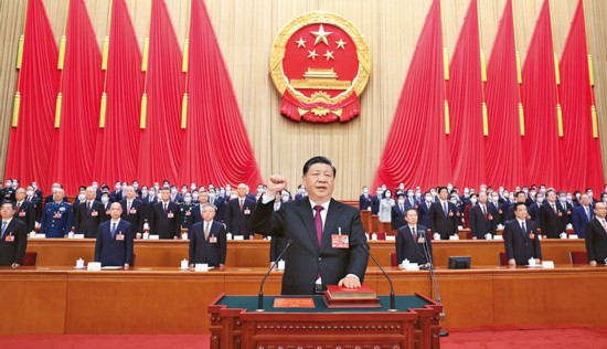 　　2023年3月10日，十四屆全國(guó)人大一次會(huì)議在北京人民大會(huì)堂舉行第三次全體會(huì)議。習(xí)近平全票當(dāng)選中華人民共和國(guó)主席、中華人民共和國(guó)中央軍事委員會(huì)主席。這是習(xí)近平進(jìn)行憲法宣誓。 新華社記者 鞠鵬/攝