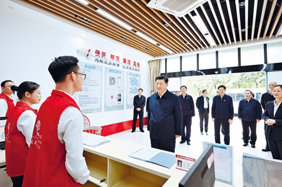 　2023年12月14日至15日，中共中央總書記、國(guó)家主席、中央軍委主席習(xí)近平在廣西考察。這是14日上午，習(xí)近平在南寧市良慶區(qū)蟠龍社區(qū)黨群服務(wù)中心考察。 新華社記者 燕雁/攝