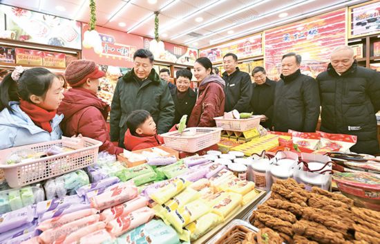 　　2024年2月1日至2日，中共中央總書記、國(guó)家主席、中央軍委主席習(xí)近平來(lái)到天津，看望慰問基層干部群眾。這是1日下午，習(xí)近平在天津古文化街考察時(shí)，走進(jìn)店鋪同現(xiàn)場(chǎng)群眾互動(dòng)交流。 新華社記者 謝環(huán)馳/攝